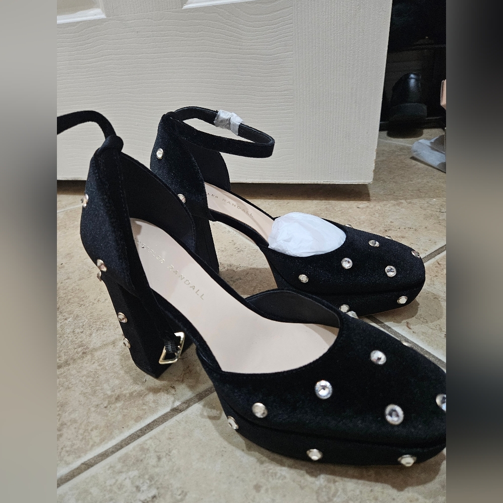 Shoes - Picture 2 of 7
